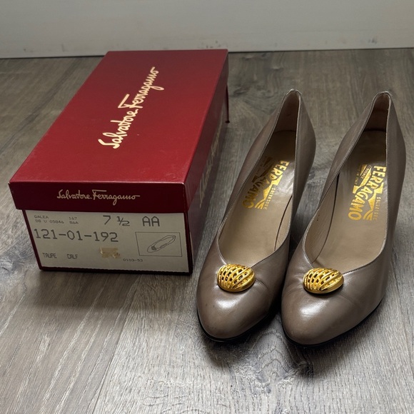 3 pairs of women’s Salvatore Ferragamo vintage kitten heels - Picture 3 of 5